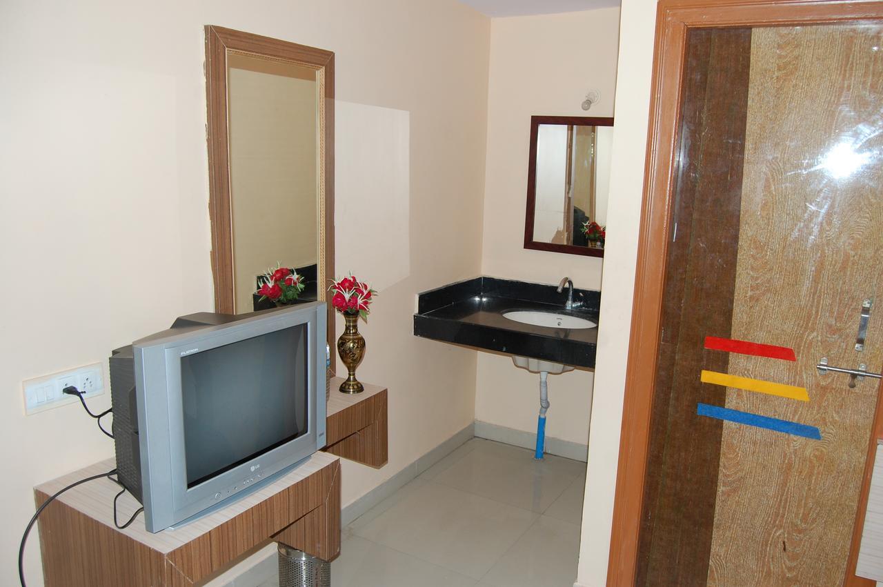 Hotel Utsav Ширди Экстерьер фото